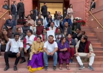 তিন দফায় ভারতে ১৪১ বিরোধী এমপি বহিষ্কার