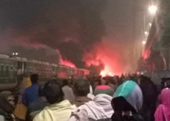 রাজধানীর তেজগাঁও রেলস্টেশনে ট্রেনে আগুন, চারটি মরদেহ উদ্ধার