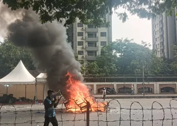 জুলাই যোদ্ধাদের সঙ্গে পুলিশের সংঘর্ষ, সাউন্ড গ্রেনেড নিক্ষেপ