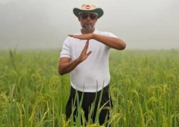 ধানক্ষেতে আম্পায়ারের ভঙ্গিতে ‘রিভিউ আবেদন’ বিএনপির মনোনয়নপ্রত্যাশীর