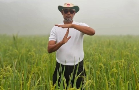 ধানক্ষেতে আম্পায়ারের ভঙ্গিতে ‘রিভিউ আবেদন’ বিএনপির মনোনয়নপ্রত্যাশীর