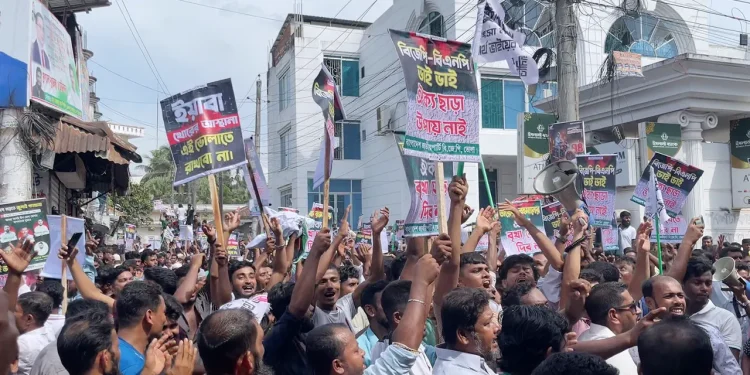 ভোলায় বিএনপি-বিজেপি পাল্টাপাল্টি শোডাউন, বিজেপি অফিস ভাঙচুর