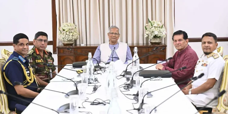 প্রধান উপদেষ্টার সঙ্গে ৩ বাহিনীর প্রধানের সাক্ষাৎ, নির্বাচন প্রস্তুতি নিয়ে আলোচনা