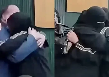 একসঙ্গে ৩ ভাইবোনের হজের লটারি, লুটিয়ে পড়লেন সিজদায়